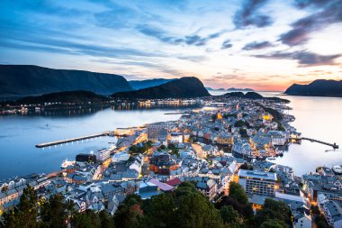 Gün batımında Alesund şehir en iyi görünümü. Norveç