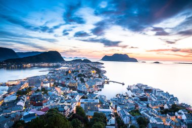 Gün batımında Alesund şehir en iyi görünümü. Norveç