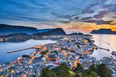 Gün batımında Alesund şehir en iyi görünümü. Norveç