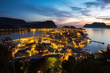 Gün batımında Alesund şehir en iyi görünümü. Norveç