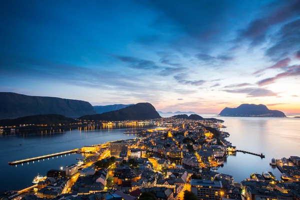 Gün batımında Alesund şehir en iyi görünümü. Norveç