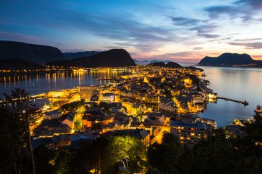 Gün batımında Alesund şehir en iyi görünümü. Norveç
