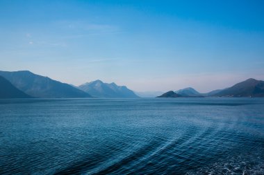 Norveç Denizi ufukta Dağları nın görünümü