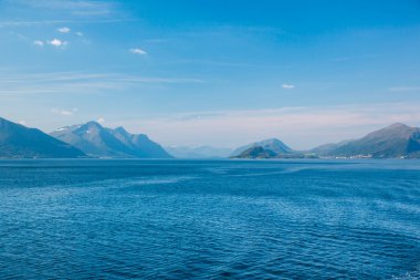 Norveç Denizi ufukta Dağları nın görünümü