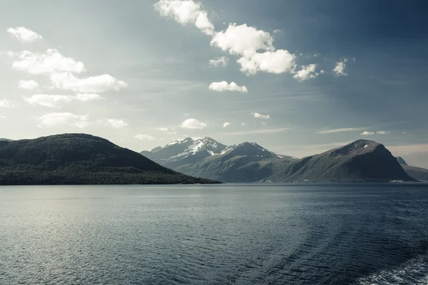 Видом на гори на горизонті в Норвезьке море — стокове фото