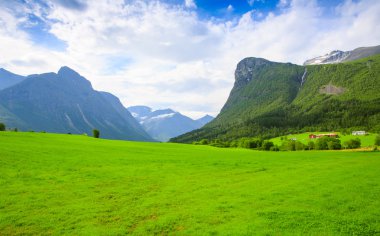 Yeşil çayırlar ve yüksek dağlar