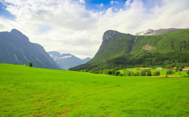 Yeşil çayırlar ve yüksek dağlar