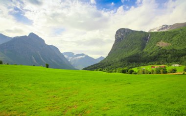 Yeşil çayırlar ve yüksek dağlar