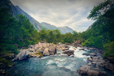Dağlarda fırtınalı Nehri . 