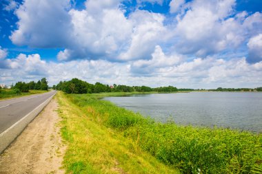 Göl, orman, alan, büyük bulutlar