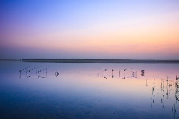 Gün batımında gölde balık tutmak — Stok fotoğraf