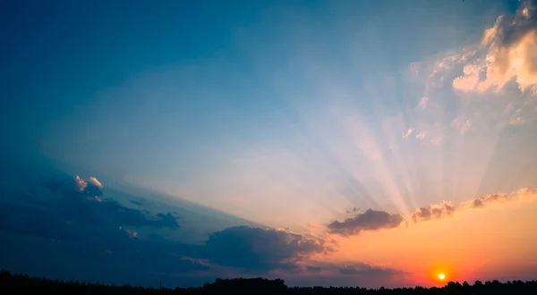 Os raios de sol no fundo da manhã — Fotografia de Stock