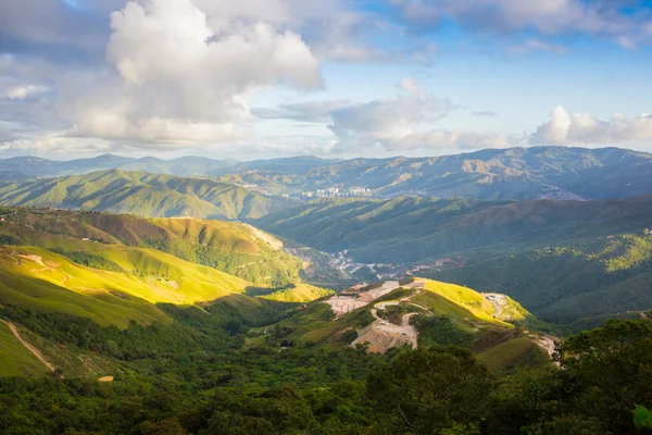 Vista de las Montañas Verdes iluminadas por el sol — Foto de Stock