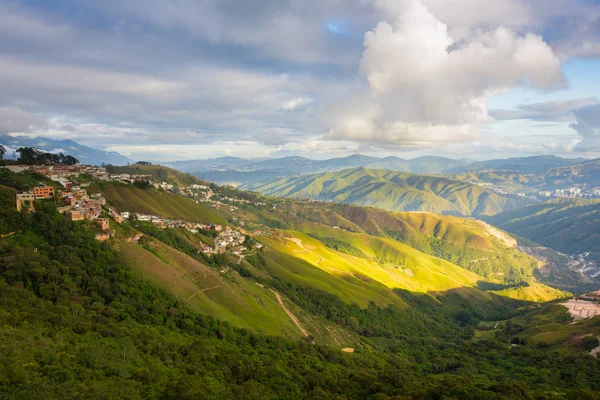 Blick auf die grünen Berge mit der Sonne erleuchtet — Stockfoto