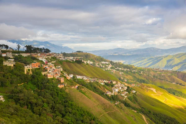 Vista de las Montañas Verdes iluminadas por el sol — Foto de Stock