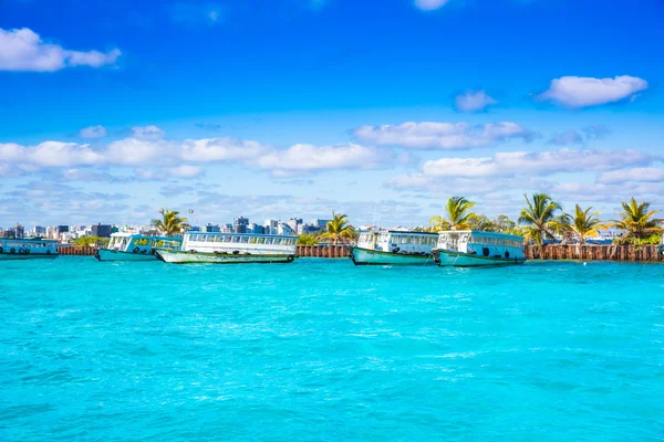 Havaalanında erkek iskelede güzel görünüm