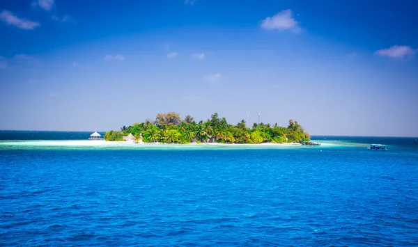 Odludna wyspa i bungalowy na morzu . — Zdjęcie stockowe