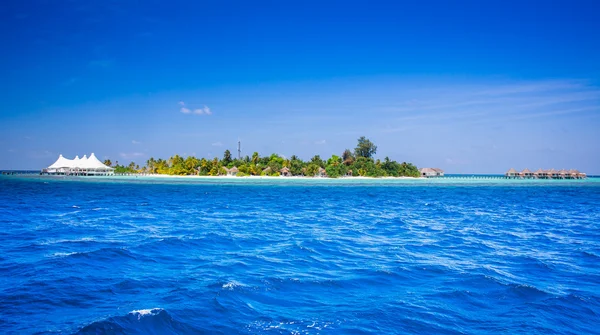 L'île solitaire et les bungalows dans la mer  . — Photo