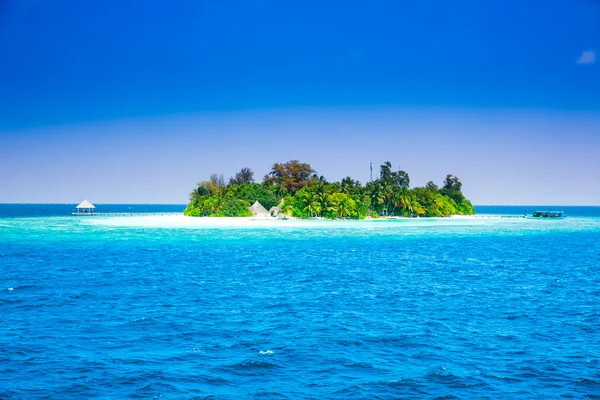 La isla solitaria y bungalows en el mar  . — Foto de Stock