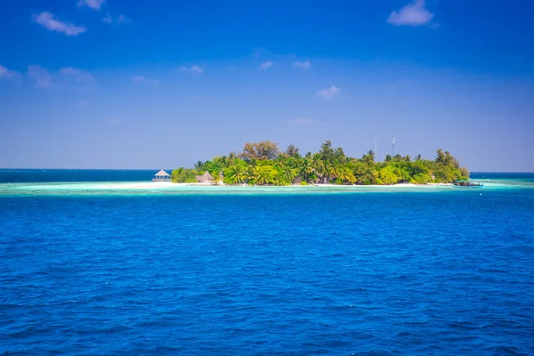 La isla solitaria y bungalows en el mar  . —  Fotos de Stock