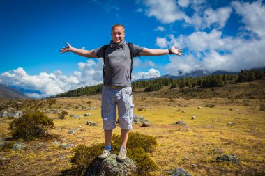 Adam Ant dağlarında arka plan üzerinde atlama