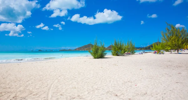 Beach with white sand and turquoise sea water — Stock Photo, Image