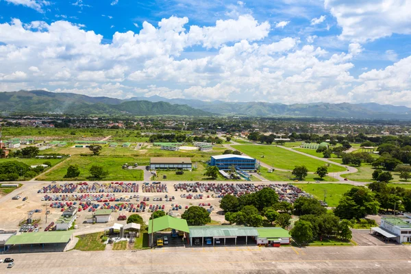 Vista aérea de una pequeña ciudad en el fondo de las montañas — Foto de Stock