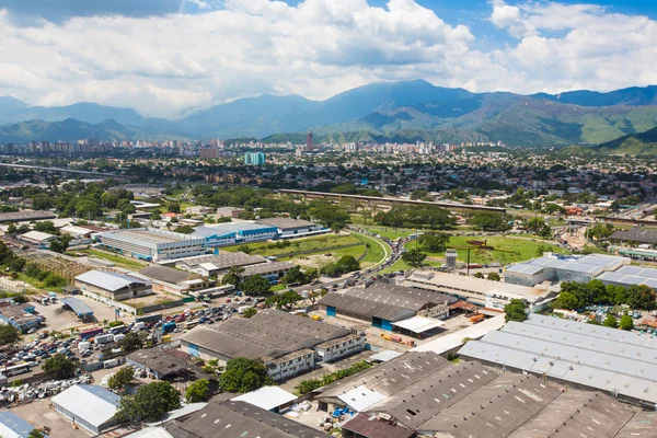 Vista aérea de la ciudad y edificios industriales — Foto de Stock