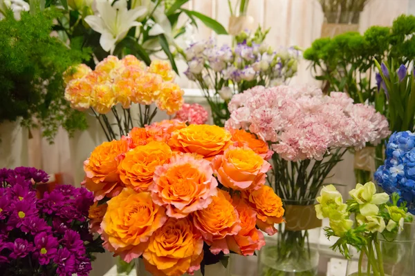 Schöne Blumen in Vasen — Stockfoto