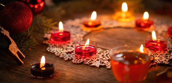나무로 촛불을 장식용 앞쪽에 진저브레드를 곁들인 크리스마스 연휴와 클로즈업 — 스톡 사진