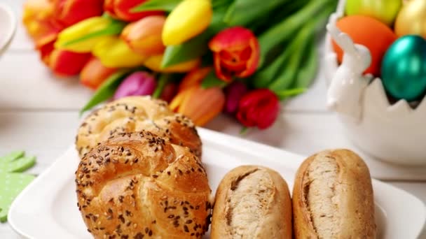 4Kビデオの白いテーブルの上にハム 大根とパンとパンの新鮮なカリカリの愛 イースターロマンチックな朝食は愛とチューリップの花束で提供 — ストック動画