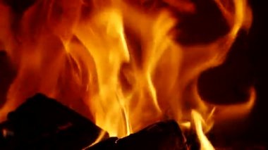 Slow Motion HD VIDEO 'daki şöminede yanan alevlerin ayrıntıları. Doğal yangın tüm ekranı dolduruyor. Çeyrek hız. Yakın plan..