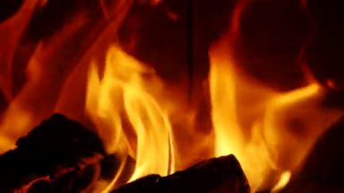 Slow Motion HD VIDEO 'daki şöminede yanan alevlerin ayrıntıları. Doğal yangın tüm ekranı dolduruyor. Çeyrek hız. Yakın plan..