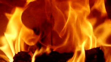 Slow Motion HD VIDEO 'daki şöminede yanan alevlerin detayları. Doğal yangın tüm ekranı dolduruyor. Çeyrek hız. Yakın plan..