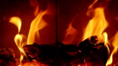 Slow Motion HD VIDEO 'daki şöminede yanan alevlerin ayrıntıları. Doğal yangın tüm ekranı dolduruyor. Çeyrek hız. Yakın plan..