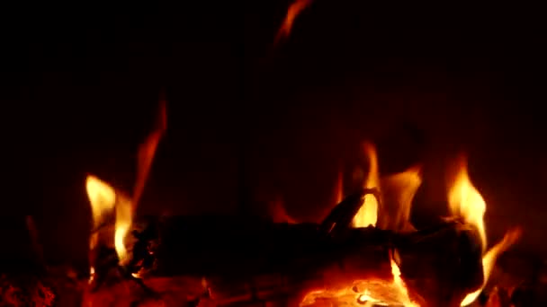 スローモーションHdビデオの暖炉で穏やかな燃焼炎の詳細 自然火災画面の完全なフレームを入力します 四分の一の速度 — ストック動画