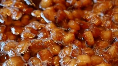 HD VIDEO 'da çıtır çıtır domuz eti yapıyorum. Domuz yağında kızartılmış domuz derisi ve tavada köpük. Yakın plan..