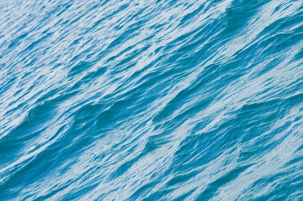 蓝色海面背景 波涛汹涌 海水的丝滑质感 加勒比生活方式主题 — 图库照片