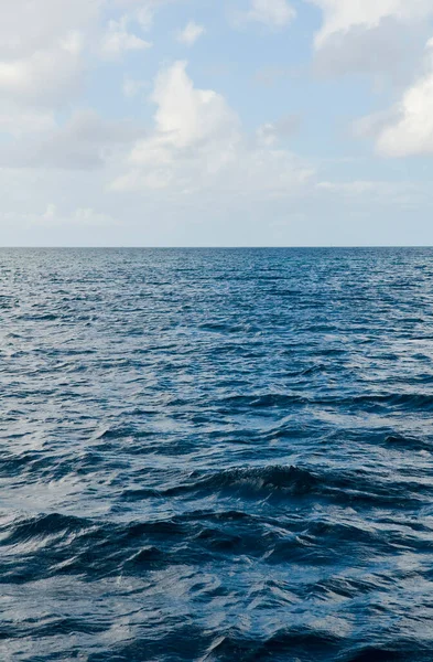 Dyb Havudsigt Med Bølger Hvide Skyer Afslappende Seascape Endeløse Hav - Stock-foto