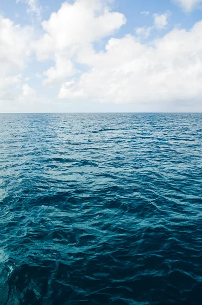 Vista Sul Mare Profondo Con Onde Nuvole Bianche Mare Rilassante — Foto Stock