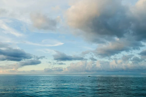 Nattfall Över Karibiska Havet Djuphavsutsikt Med Vågor Och Vita Moln — Stockfoto