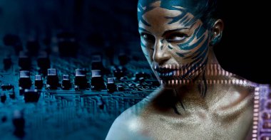 Kadın nöbetçi robot, veri koruyucusu. Kişiselleştirilmiş sanal koruyucu kadının gelecekteki sanal görüntüsü. İletişim teknolojisinin geleceği. AI konsepti.