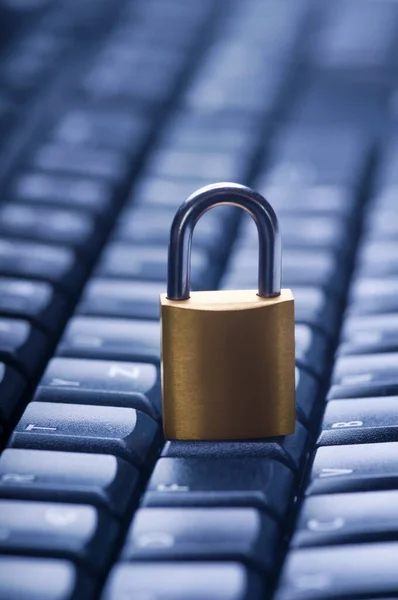蓝色电脑键盘上锁着的金属挂锁 数据和密码保护 因特网和网络安全概念 — 图库照片