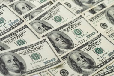 İçinde Başkan Franklin 'in portresi olan 100 ABD banknotundan oluşan bir para yığını. Yüz dolarlık banknotlar, kağıt para geçmişi..