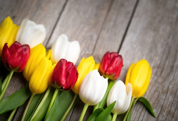 Rekreační Jarní Pozadí Barevné Tulipánové Květy Dřevěném Pozadí Pozdrav Kopírovacím — Stock fotografie