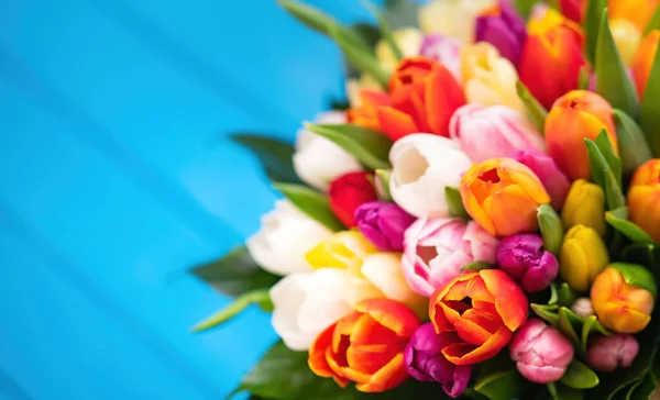 Barevná Kytice Tulipánů Modrém Dřevěném Pozadí Jarní Tulipánové Květiny Pozdrav — Stock fotografie