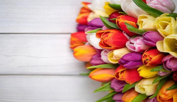 Barevná Kytice Tulipánů Bílém Dřevěném Pozadí Jarní Květiny Pozdrav Kopírovacím — Stock fotografie