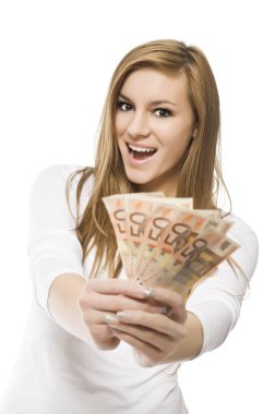 Büyük kazanan, heyecanlı, paralı, gülümseyen kız. Beyaz kazaklı, gülen ve çığlık atan genç bir kadın iki eliyle Euro banknotlarının hayranını tutuyor. Beyaz arka planda izole edilmiş, stüdyo çekimi..