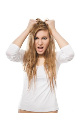 Kötü Saç Günü - Stres altındaki kadın. Genç bir kadın hayal kırıklığına uğramış bir ifadeyle saçını çekiyor. Beyaz, stüdyo çekimleri..