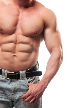 Kot pantolonlu bir erkek gövdesi. Beyaz arka planda izole edilmiş kaslı vücudu olan güçlü, sağlıklı, formda, yakışıklı, atletik bir adamın portresi. Kuvvet ve motivasyon.